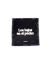 PAÑOLETA LOS BAJOS EN EL PECHO NEGRO
