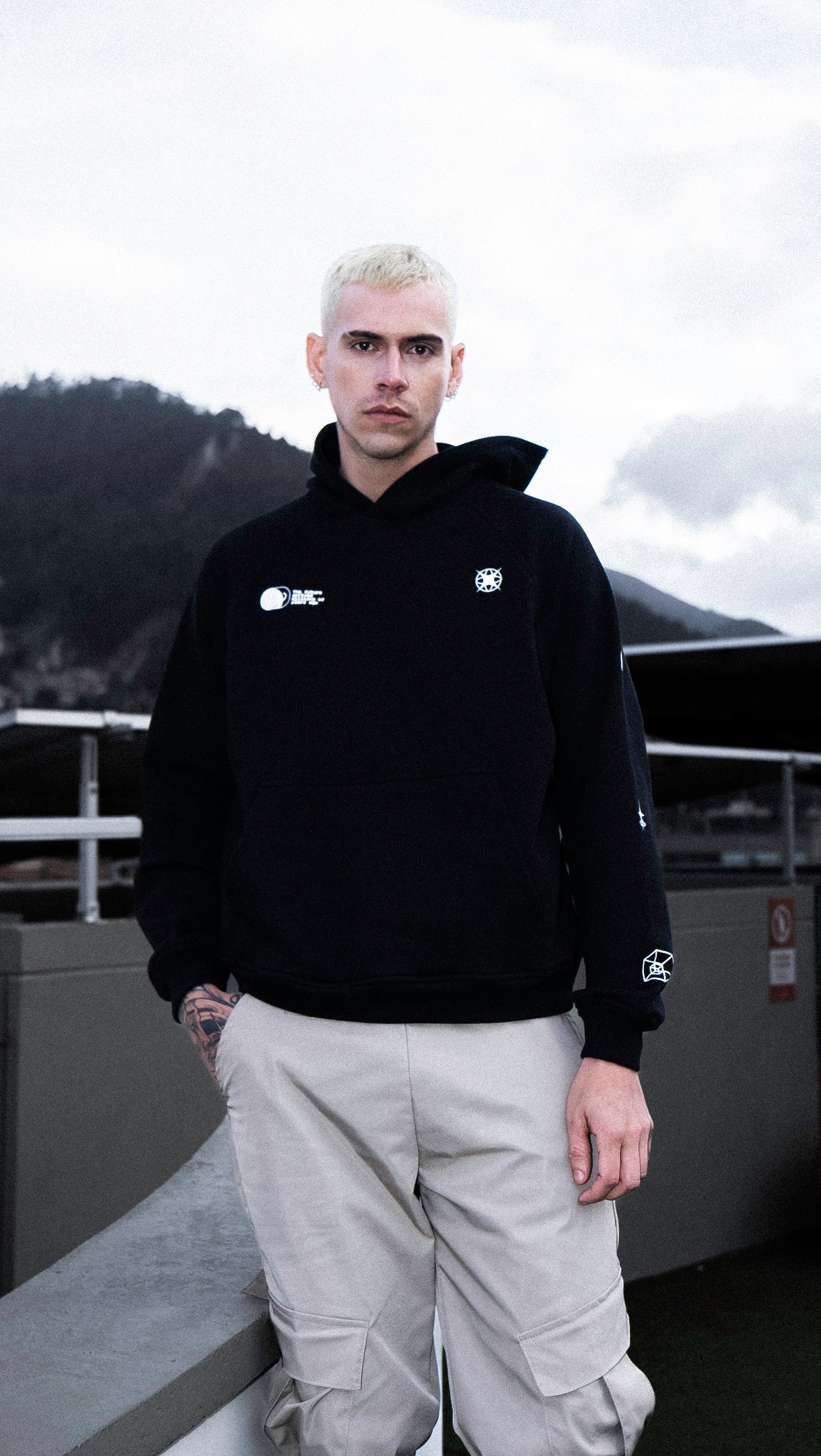 HOODIE LUNA NEGRO
