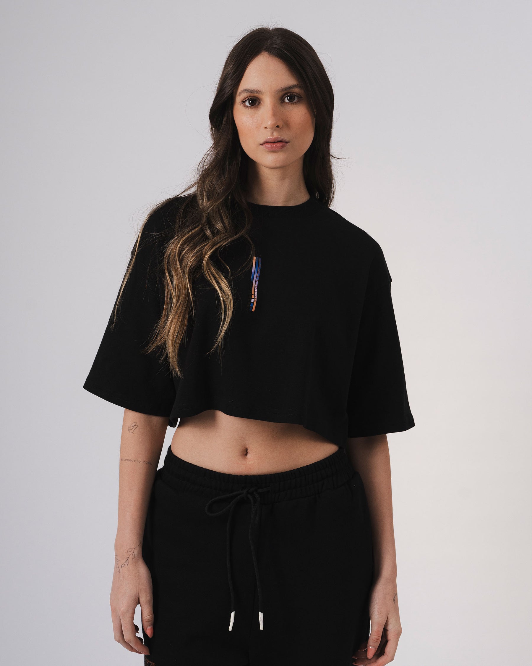 CAMISETA CROP OVERSIZED AROUND NEGRO